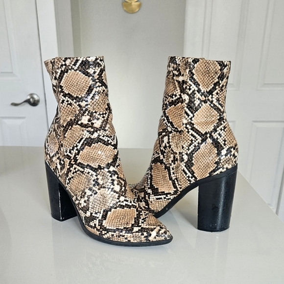 Lulus Shoes - Lulus Snakeskin Western Block Heel Booties – Tan/Black – Size 6.5